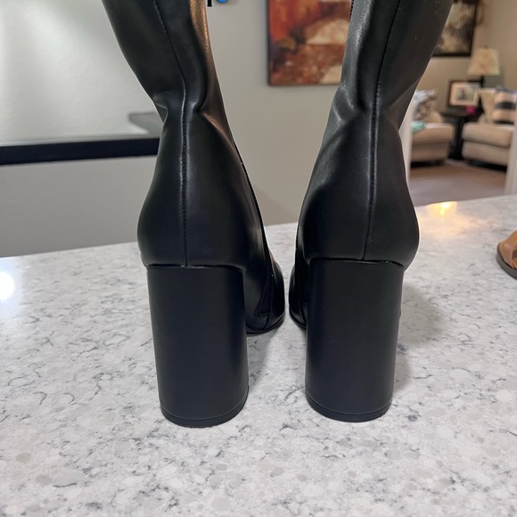 Steve Madden soft beautiful black side zip boot. - Picture 4 of 10